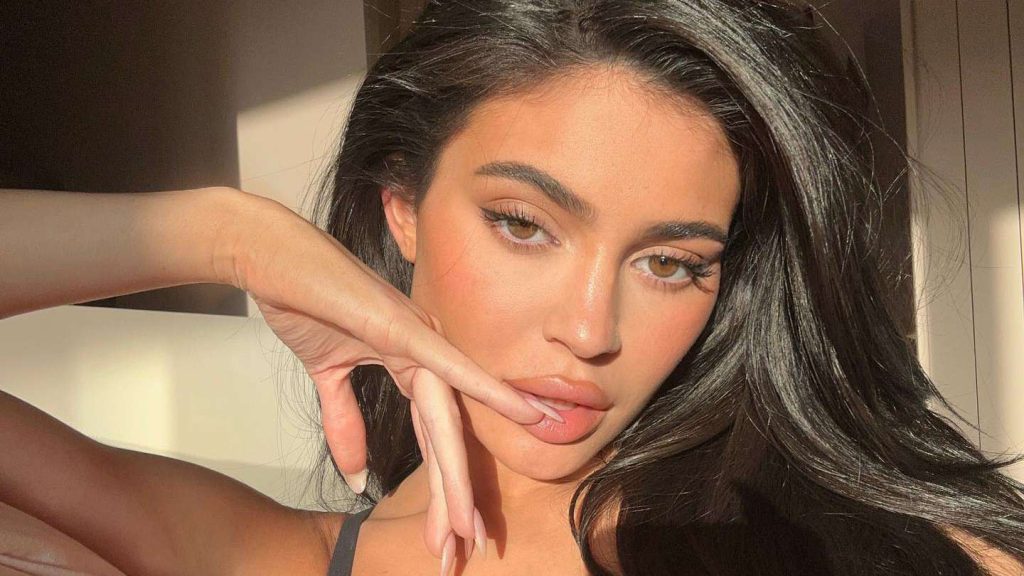 Devin Booker dating Kylie Jenner.