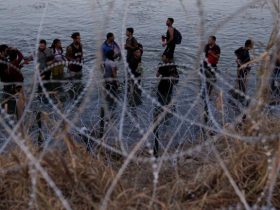 Supreme Court lifts stay on Texas law that gives police broad powers to arrest migrants at border