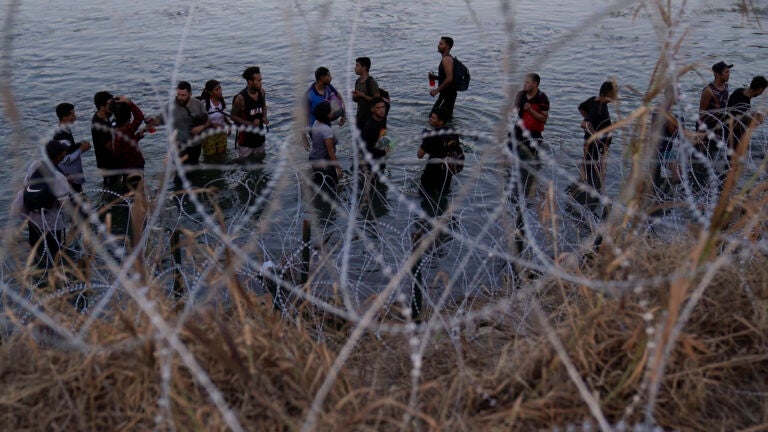 Supreme Court lifts stay on Texas law that gives police broad powers to arrest migrants at border