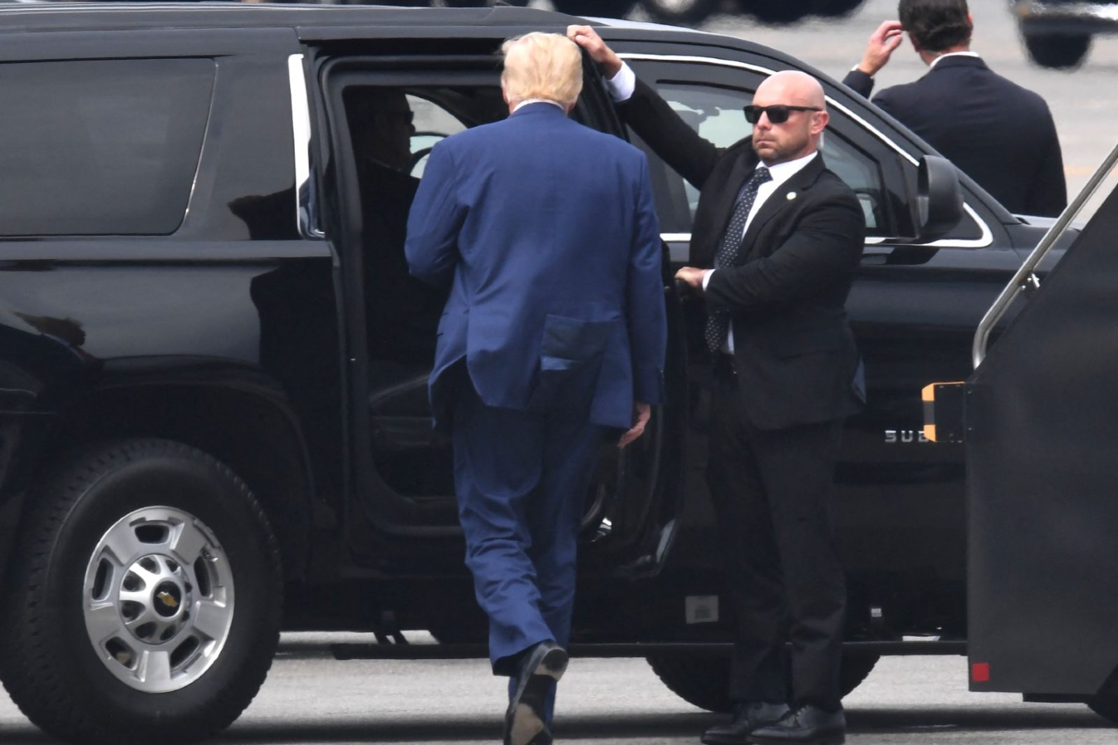 Forensic psychiatrist on physical signs of Trump’s mental decline: “Changes in movement and gait”