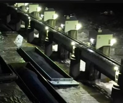26 barges break loose on Ohio River in Pittsburgh; some go over dam