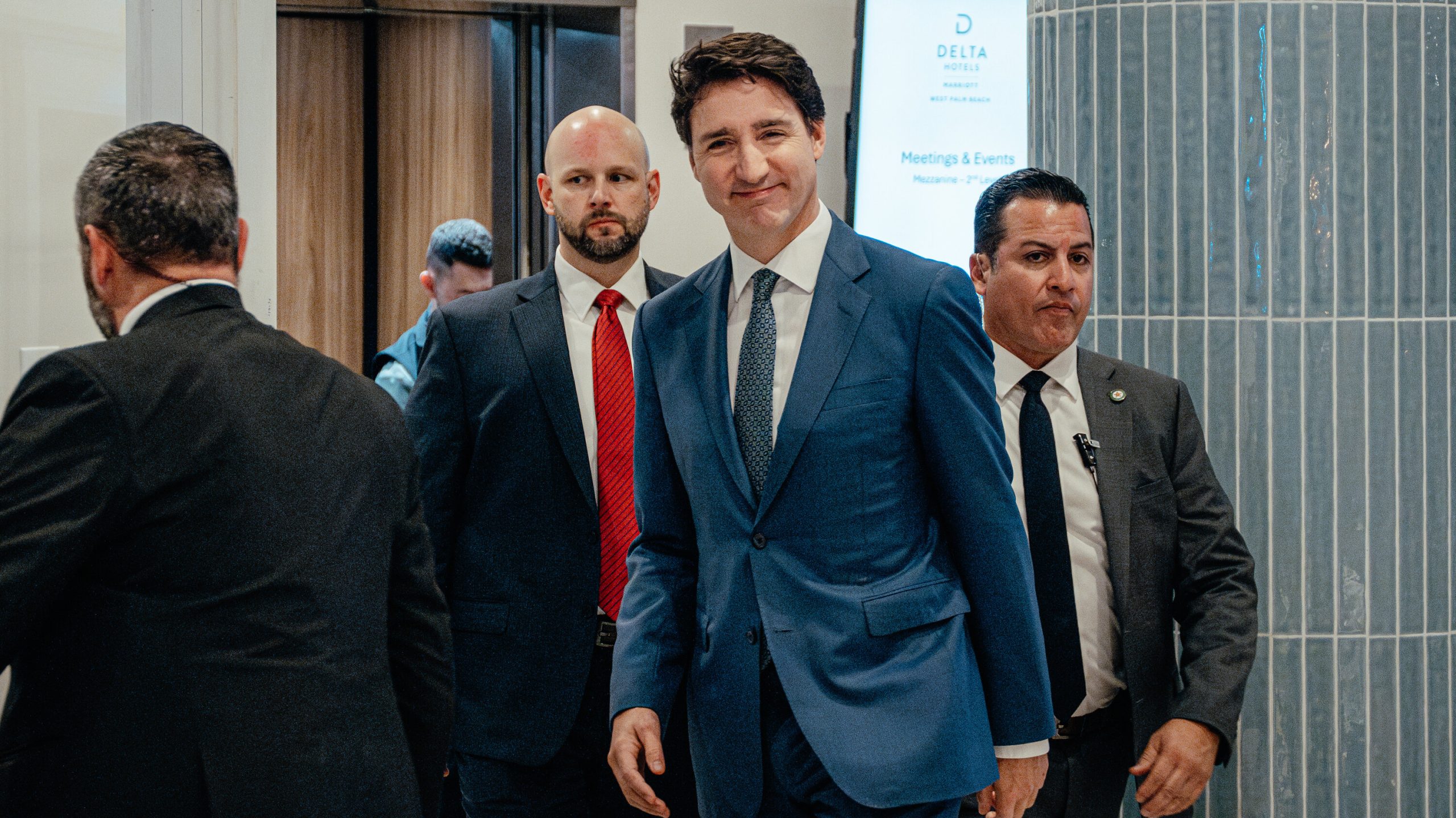 Trudeau Meets Trump at Mar-a-Lago to Address Trade Tensions Amid Tariff Threats