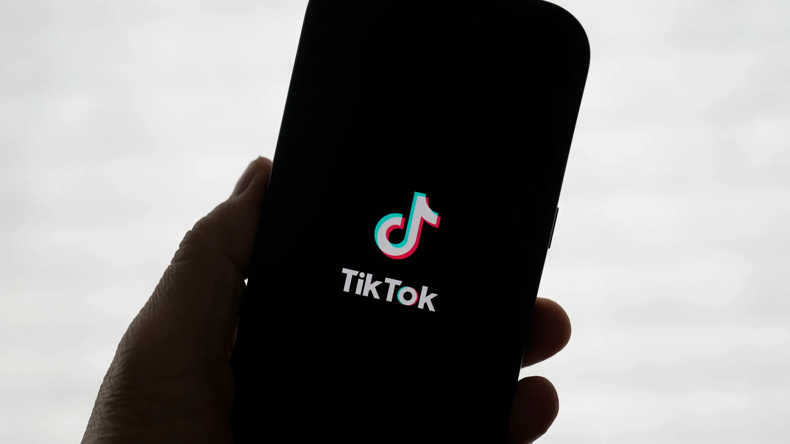 TikTok Faces April 5 Deadline as Buyers Weigh Takeover and Algorithm Challenges