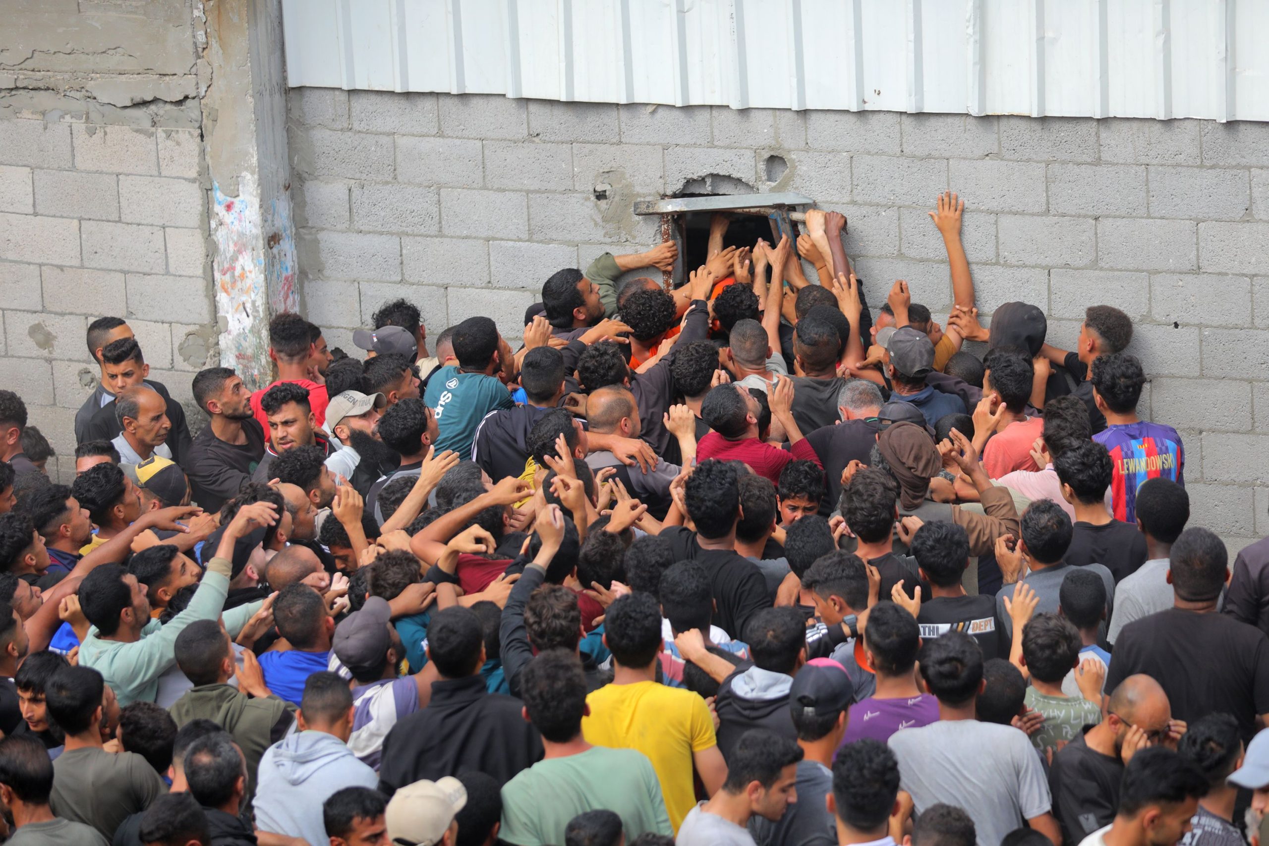 Chaos Erupts at U.S.-Backed Gaza Aid Site as Hunger, Exclusion, and Criticism Intensify