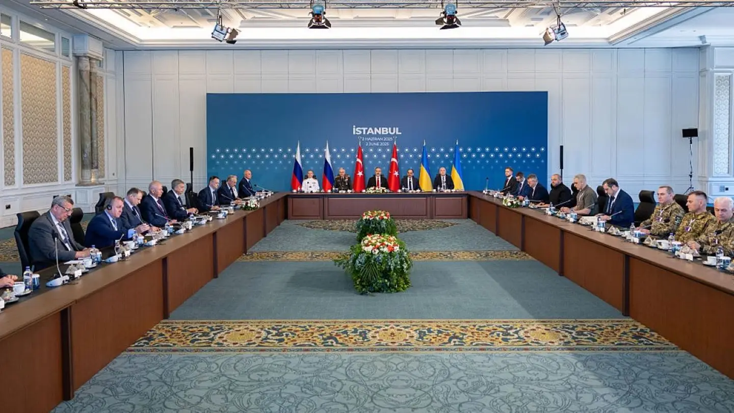 Drone Strikes and Symbolic Contrasts Define High Stakes Peace Talks Between Russia and Ukraine