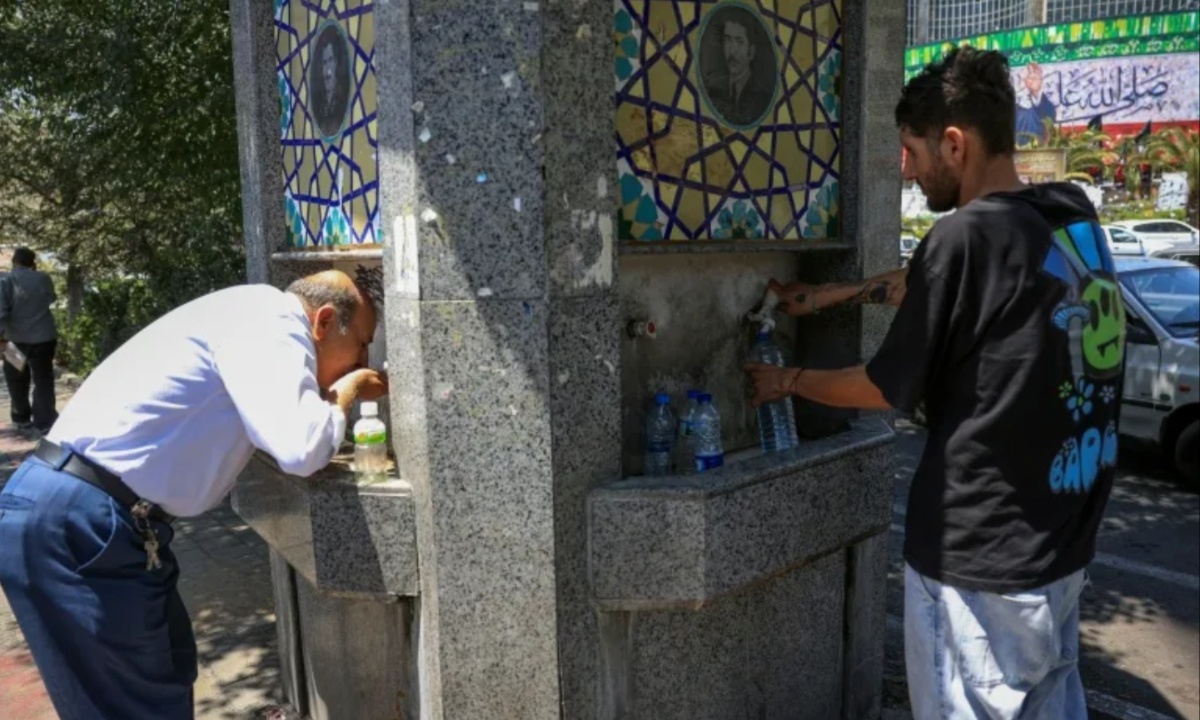 Iran Shuts Down Public Sector as Heatwave Sends Tehran Residents Fleeing to Cooler North