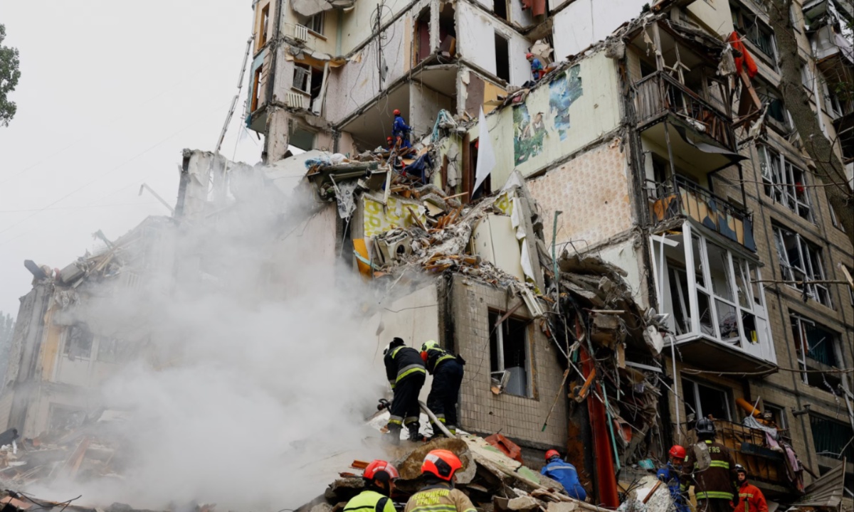 Russian Strikes Kill Six in Kyiv, Including Child, as Ukraine Urges Global Action and Ceasefire Pressure Mounts