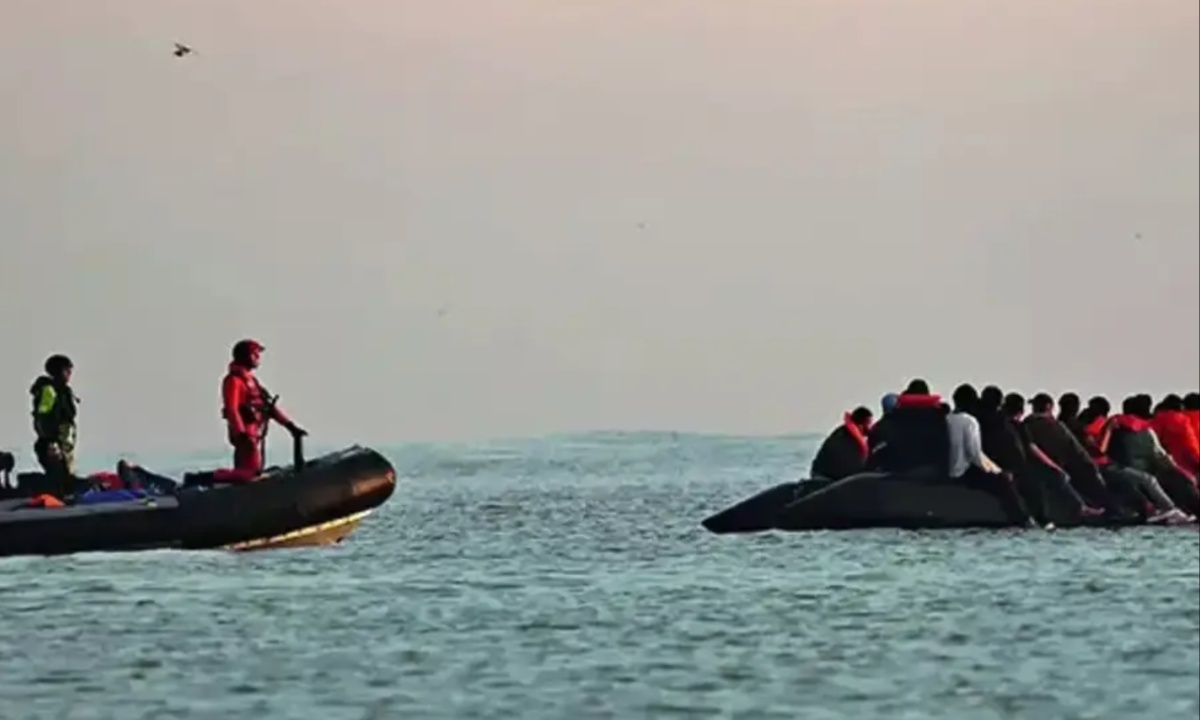 UK Hits People-Smuggling Gangs With Sanctions as Channel Crossings Surge Past 21,000 in 2025