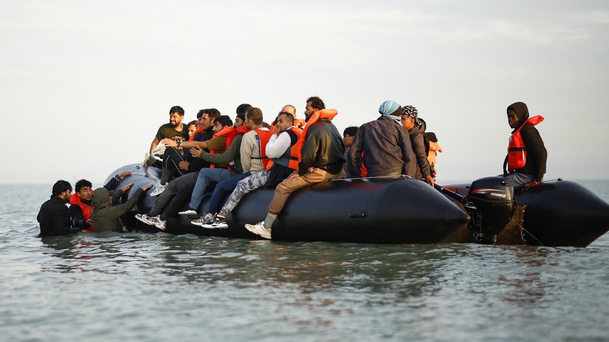 UK Hits People-Smuggling Gangs With Sanctions as Channel Crossings Surge Past 21,000 in 2025