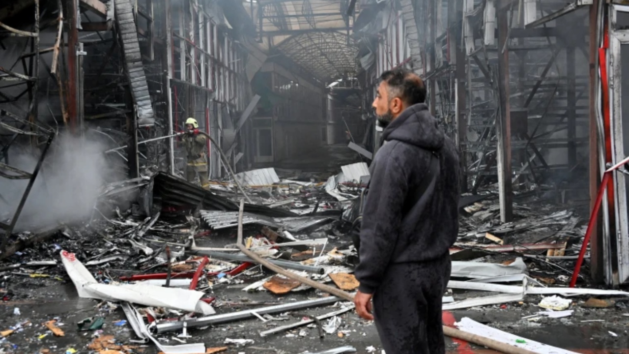 Ukrainian Drone Barrage Shuts Down Moscow Airports as Both Sides Signal Openness to Peace Talks