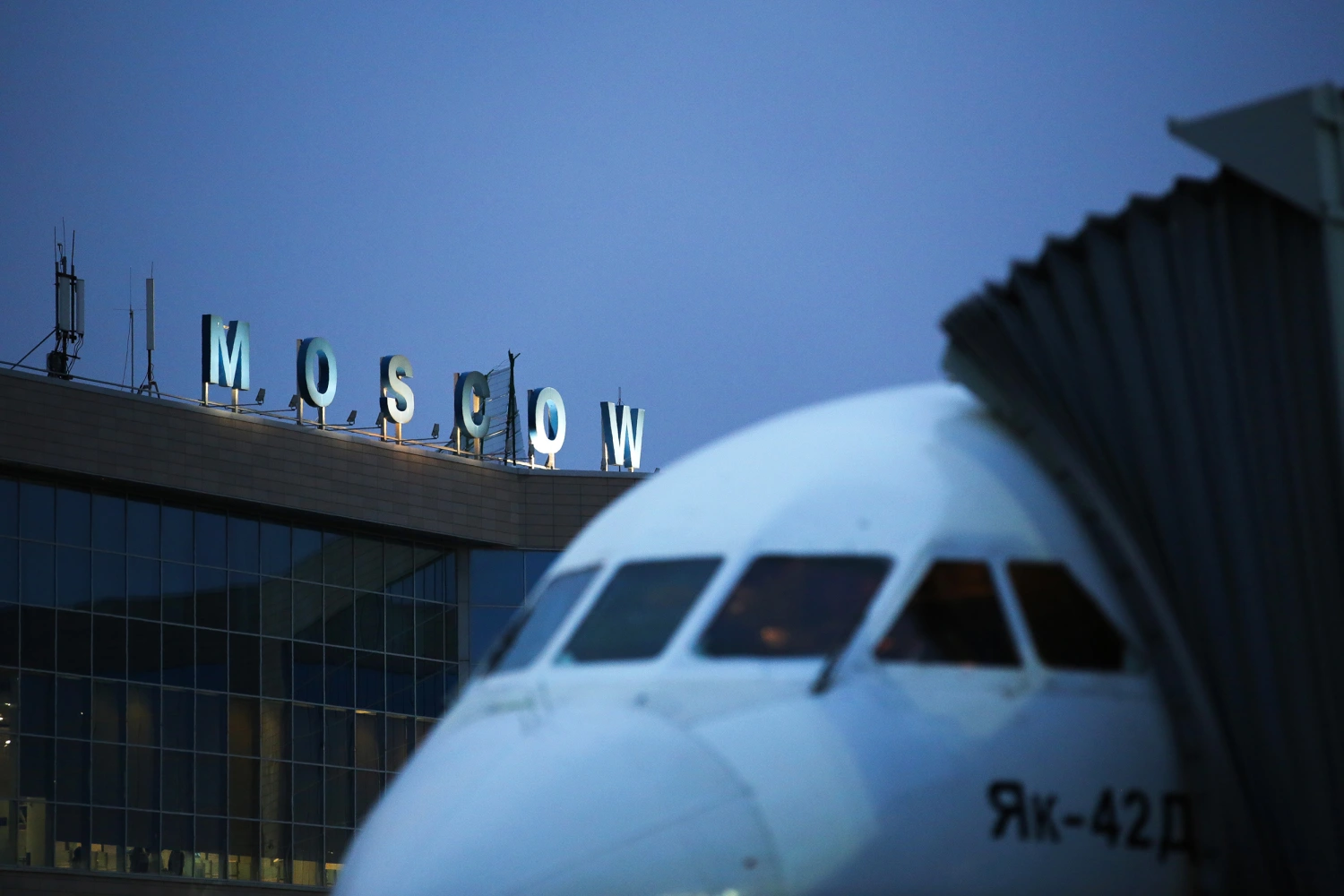 Ukrainian Drone Barrage Shuts Down Moscow Airports as Both Sides Signal Openness to Peace Talks