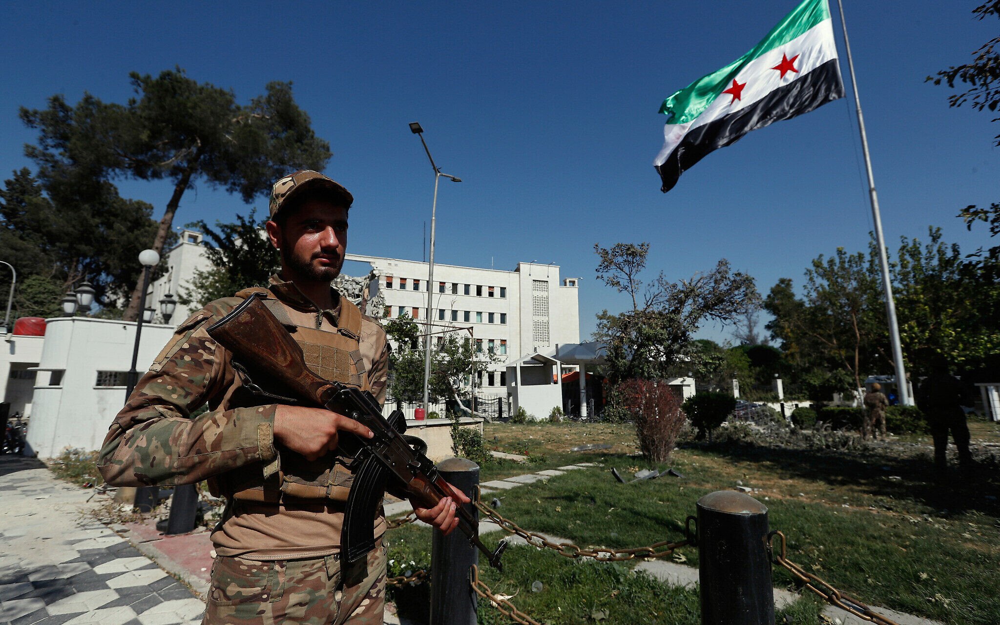 Israeli Strikes Kill Syrian Soldiers as Airborne Operation Near Damascus Fuels Escalation