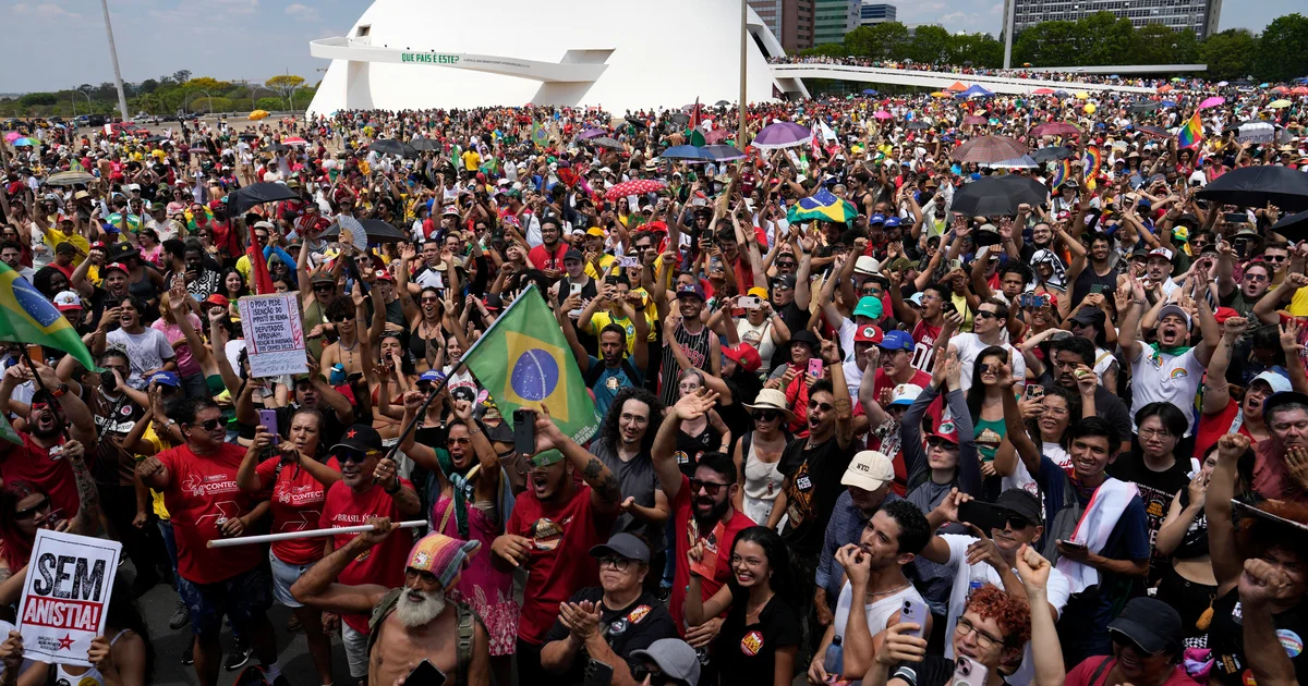 Brazil Erupts in Protest as Lawmakers Push Amnesty for Bolsonaro and Shield Themselves From Prosecution