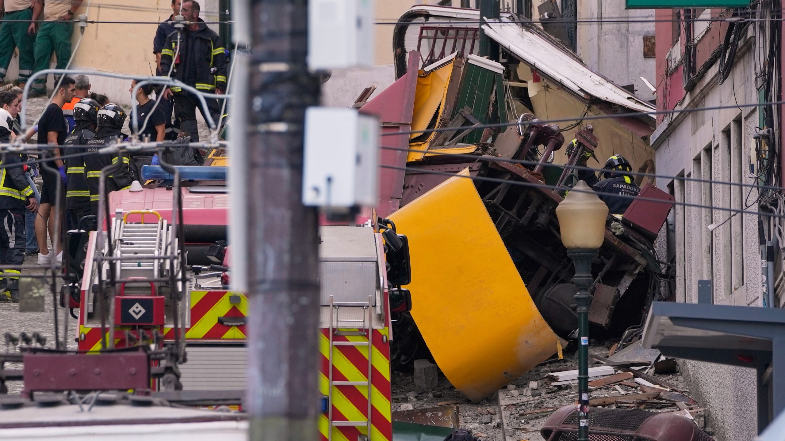 Lisbon Mourns After Historic Gloria Funicular Crash Kills 17 and Sparks Safety Investigation